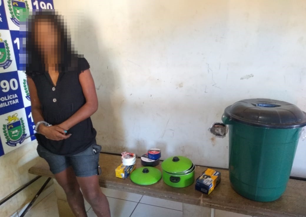 Mulher é presa pela PM após participar de furto de residência no bairro Lapa Mulher é presa pela PM após participar de furto de residência no bairro Lapa