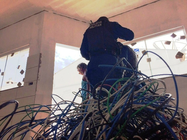 Bandido abandona fios elétricos que estavam sendo furtados de casa em construção