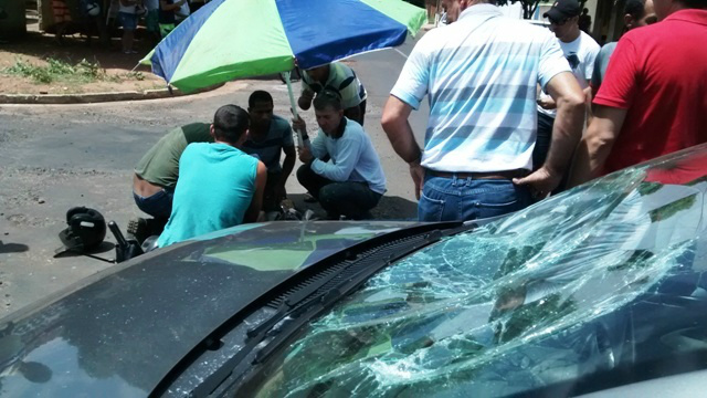 Jovem é arremessado contra para-brisa de carro em acidente Jovem é arremessado contra para-brisa de carro em acidente