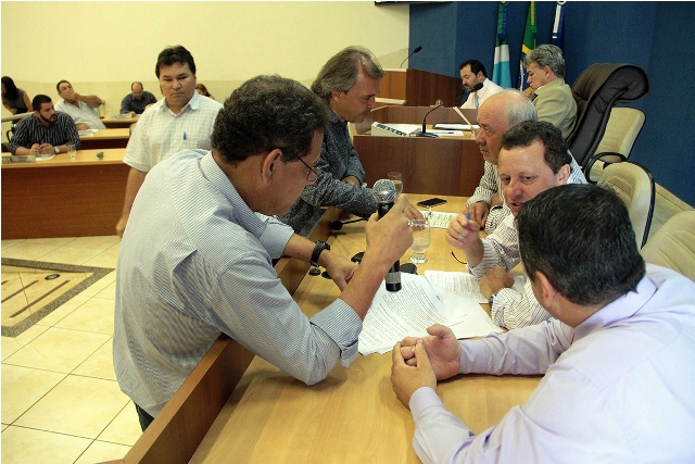 Vereadores fazem sessão extraordinária e aprovam 24 projetos