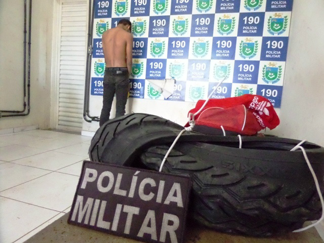 Jovem é flagrado furtando materiais da empresa que ele trabalhava Jovem é flagrado furtando materiais da empresa que ele trabalhava