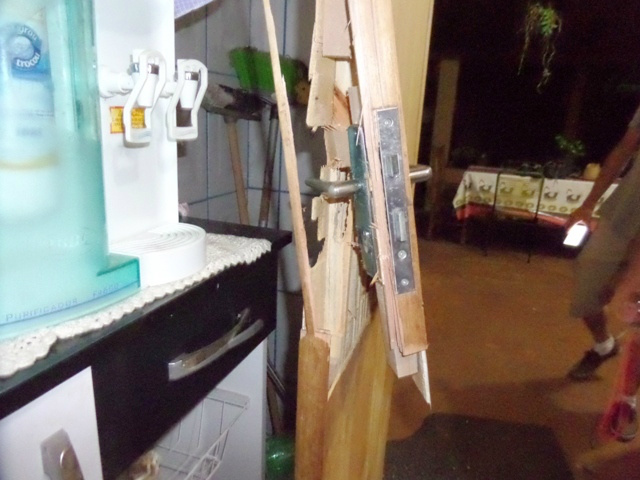 Casa é arrombada e bandidos levam eletrônicos Casa é arrombada e bandidos levam eletrônicos