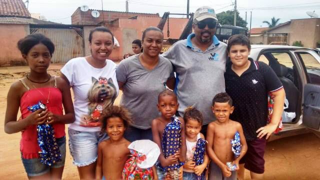 Direção da Via Sul Turismo entrega presentes em bairros de Três Lagoas Direção da Via Sul Turismo entrega presentes em bairros de Três Lagoas