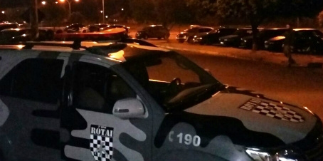 Bandidos em motocicleta atiram em vítima para roubarem veículo Bandidos em motocicleta atiram em vítima para roubarem veículo