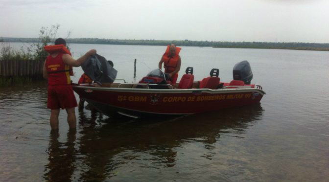 Adultos caem em rio e barco segue à deriva com três crianças 