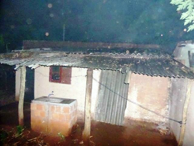 Casa pega fogo e bombeiros são mobilizados em Três Lagoas Casa pega fogo e bombeiros são mobilizados em Três Lagoas
