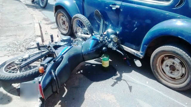 Motociclista é atropelado enquanto aguardava para fazer travessia em cruzamento Motociclista é atropelado enquanto aguardava para fazer travessia em cruzamento