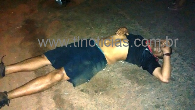 Homem é espancado por desconhecidos e fica caído em via pública
