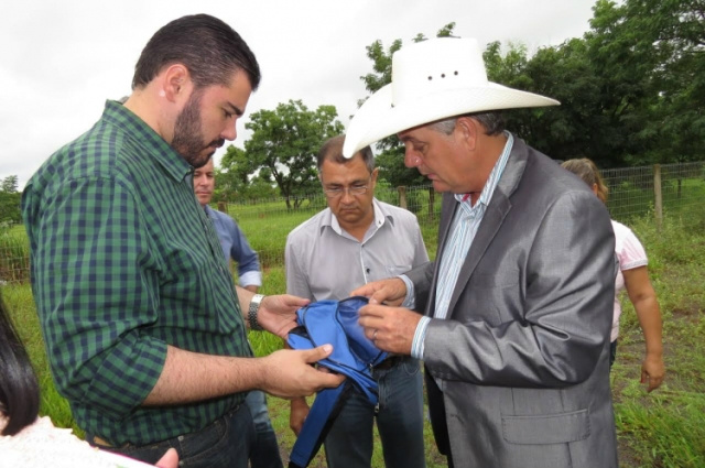 Prefeito se reúne com secretários, diretores e vereadores para solucionar impasse sobre materiais depositados na Incubadora Prefeito se reúne com secretários, diretores e vereadores para solucionar impasse sobre materiais depositados na Incubadora