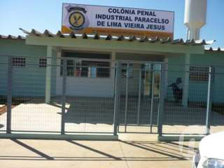 Detento pula o muro de presídio e é recapturado na manhã seguinte roubando