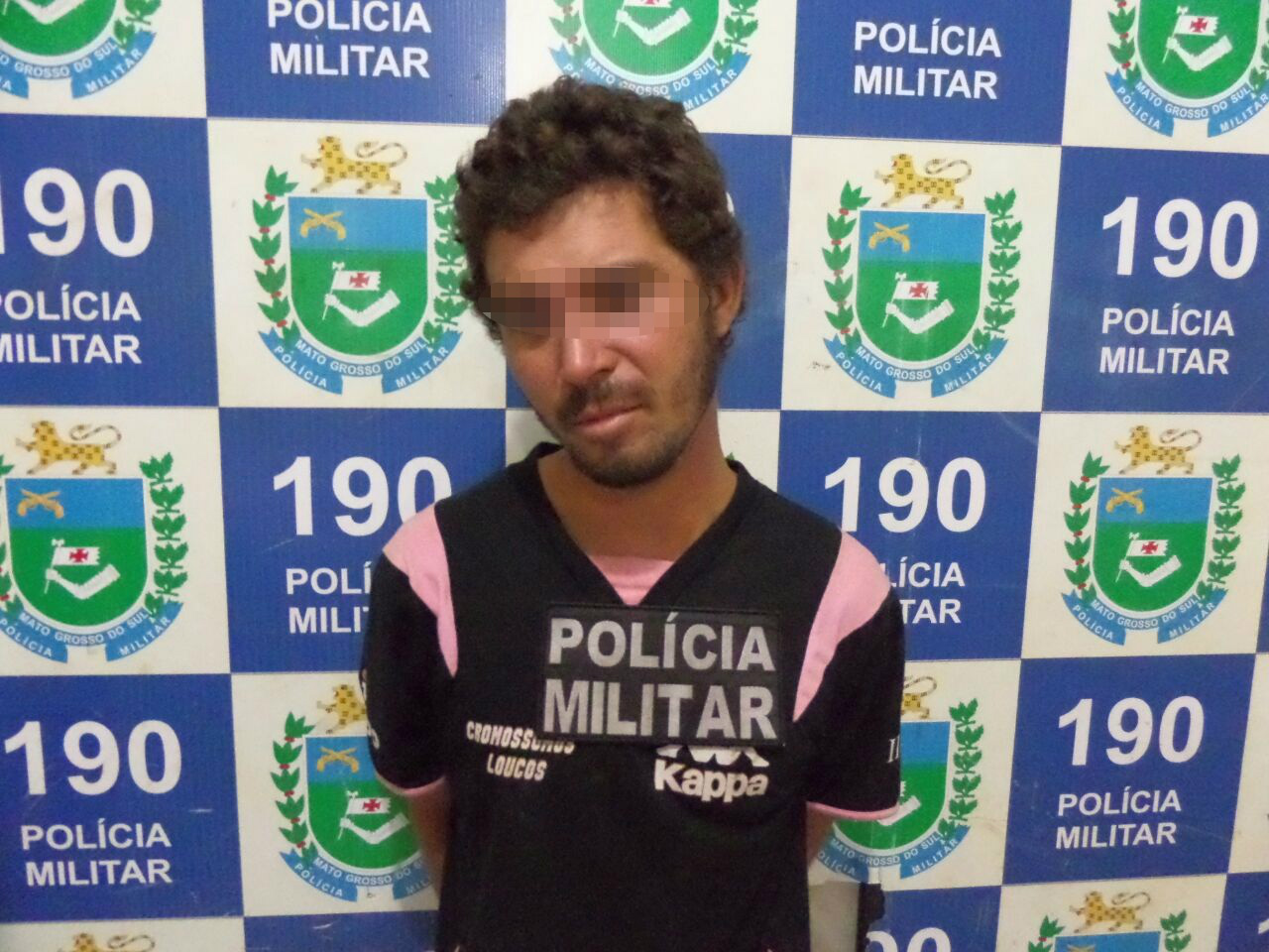 Ladrão entra para furtar, dorme e é acordado pelo dono da casa 