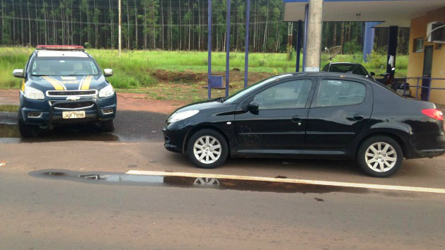 Em Três Lagoas, jovem é preso com carro roubado e clonado Em Três Lagoas, jovem é preso com carro roubado e clonado