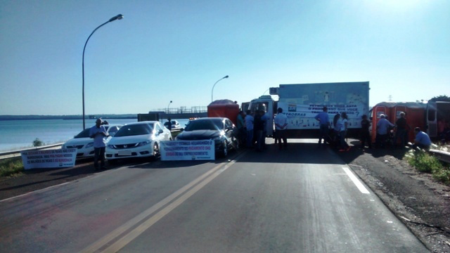 Empresários de Três Lagoas fecham BR em protesto contra "calote" de 20 milhões da UFN3 Empresários de Três Lagoas fecham BR em protesto contra