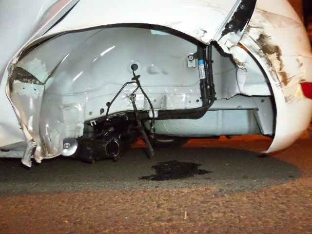 Em colisão entre veículos, roda de carro é arrancada Em colisão entre veículos, roda de carro é arrancada