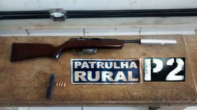 Policiais da Patrulha Rural e A.L.I. apreendem arma usada para abater gado Policiais da Patrulha Rural e A.L.I. apreendem arma usada para abater gado