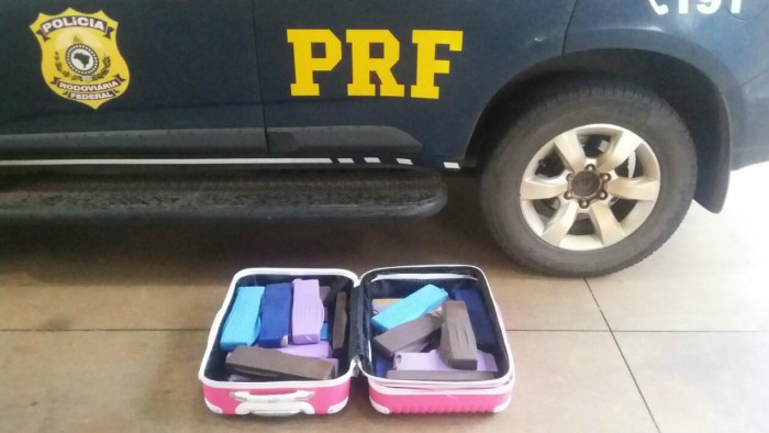 PRF prende jovem com quase 20 kg de maconha em ônibus PRF prende jovem com quase 20 kg de maconha em ônibus