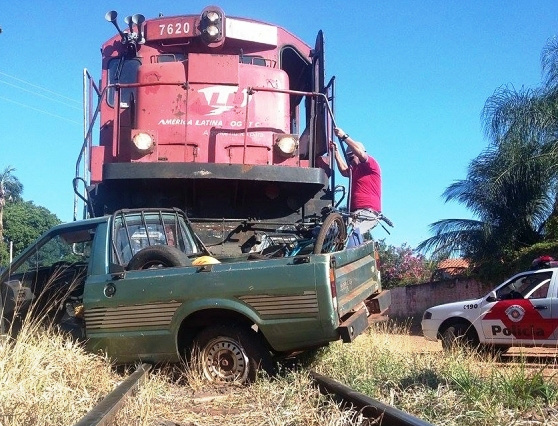 Locomotiva que saiu de Três Lagoas bate e arrasta veículo em Castilho-SP