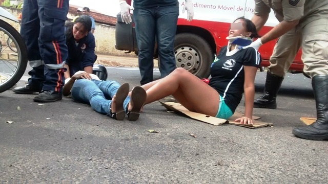 Duas jovens ficam feridas em colisão entre carro e camionete Duas jovens ficam feridas em colisão entre carro e camionete
