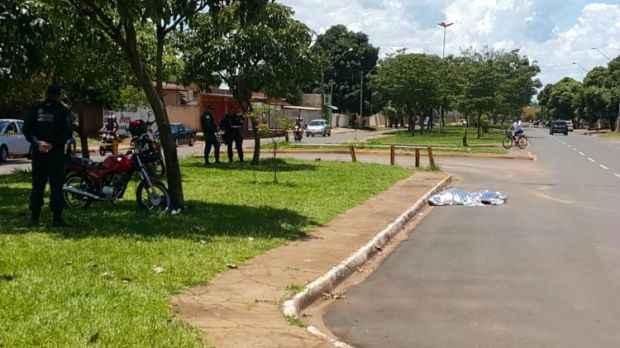Motociclista perde controle de direção e morre depois de colidir em árvore Motociclista perde controle de direção e morre depois de colidir em árvore