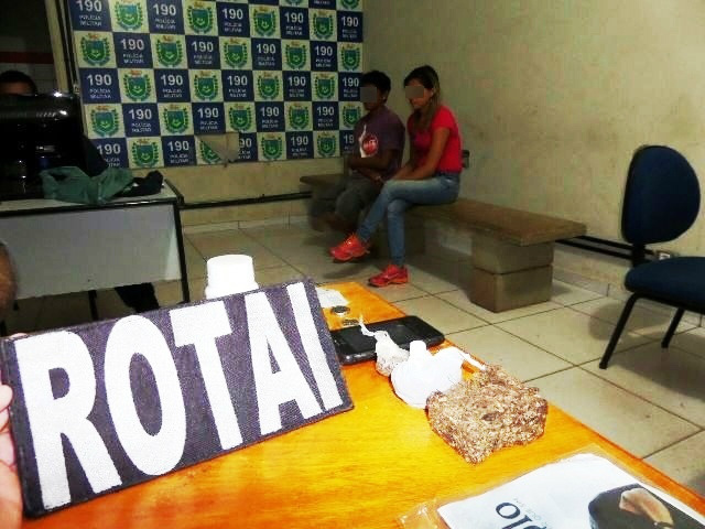Dupla é flagrada pela ROTAI negociando drogas no JD das Violetas Dupla é flagrada pela ROTAI negociando drogas no JD das Violetas