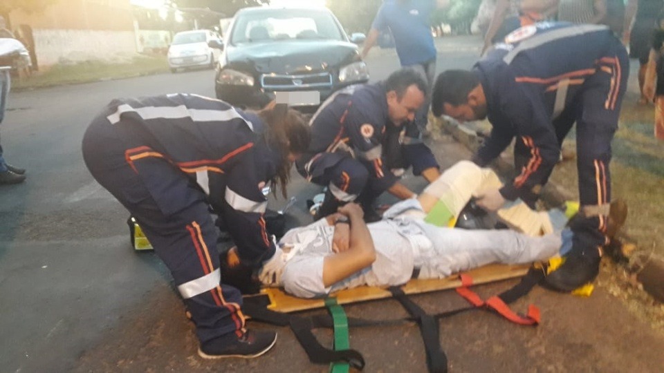 Jovem não respeita sinalização e causa acidente no Santos Dumont