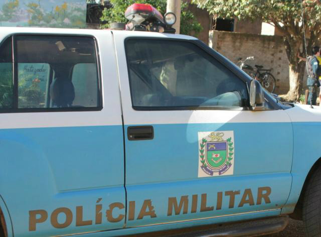 Jovem dispara várias vezes e tiros acertam pit bull e janela