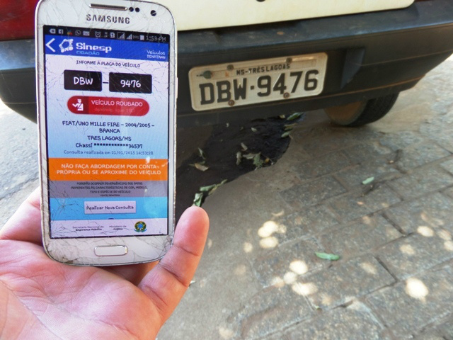 Em acidente, carro é apreendido com restrição de furto