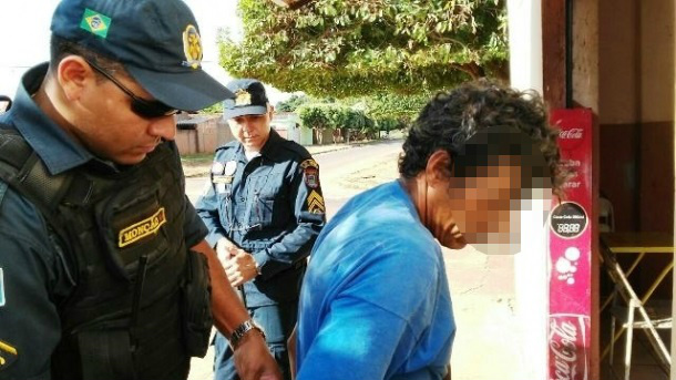 Irmão esfaqueia homem no peito em frente à empresa e foge em seguida