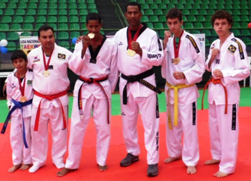 Equipe três-lagoense de Taekwondo participa de competição em Arujá-SP