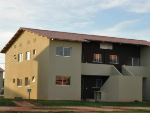 Ao voltar do trabalho, mulher encontra família de invasores morando em sua casa Ao voltar do trabalho, mulher encontra família de invasores morando em sua casa