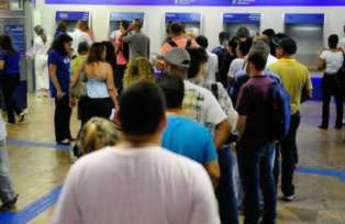  Filas em agências da Caixa marcam 1º dia de saque do FGTS