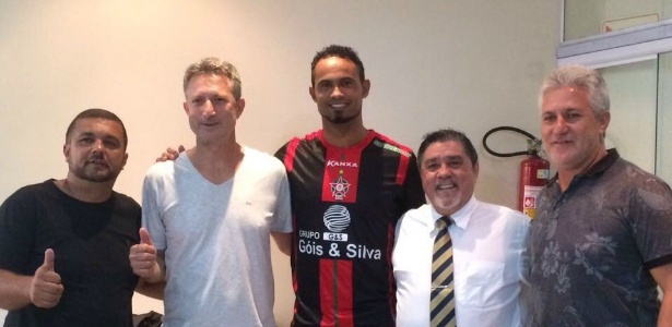 Bruno veste camisa, posa para foto e fica perto do Boa Bruno veste camisa, posa para foto e fica perto do Boa