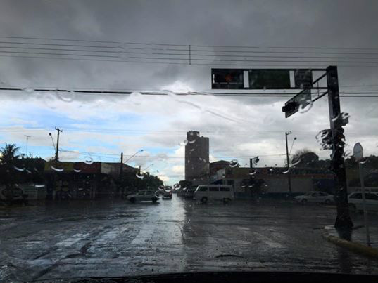 Chuva fraca causa “pane” em semáforo da Filinto Muller
