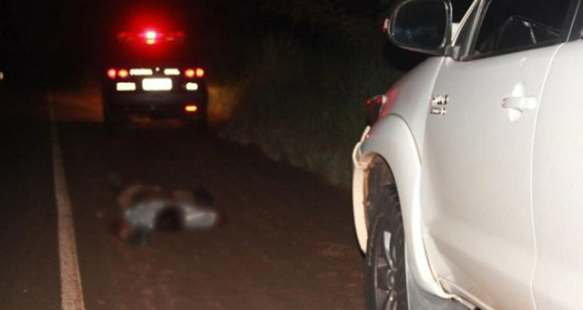 Homem morre atropelado por caminhonete ao tentar atravessar rodovia Homem morre atropelado por caminhonete ao tentar atravessar rodovia