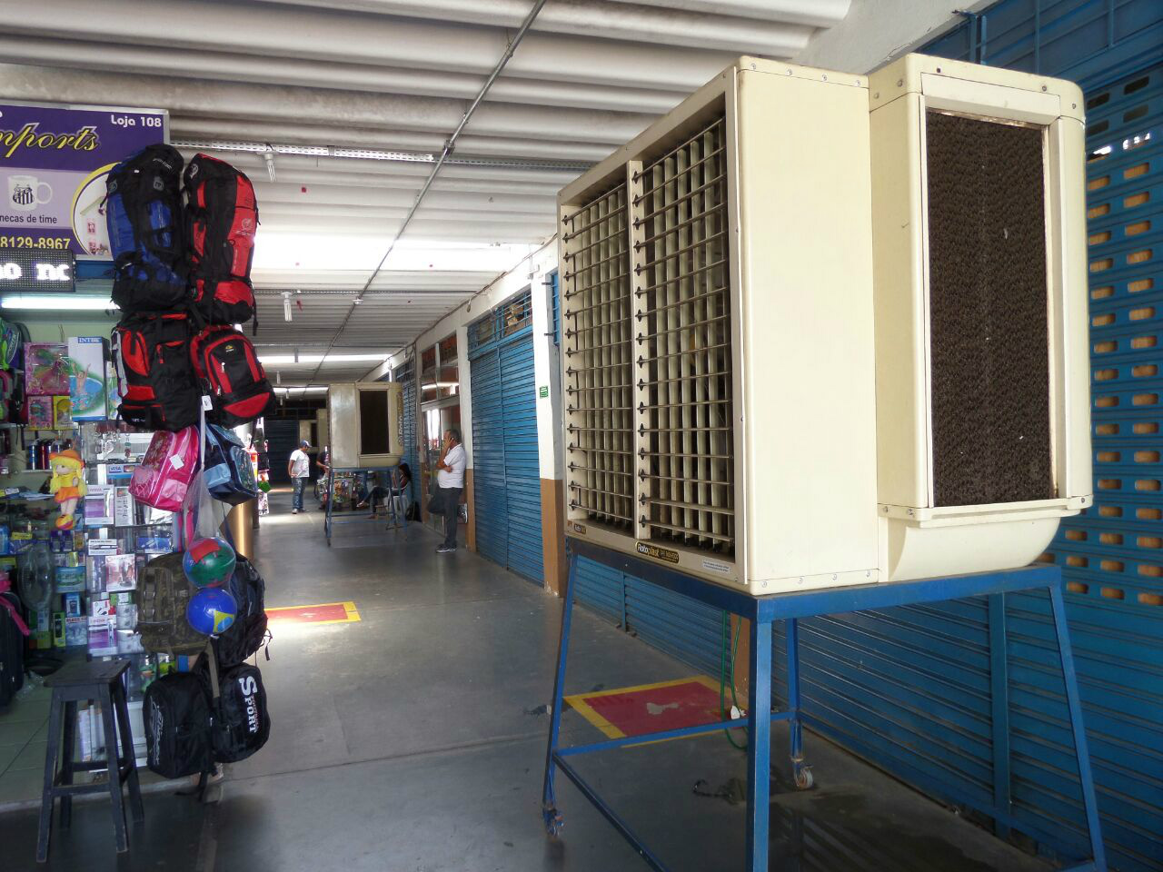 Lojistas se revoltam e impedem retirada de climatizadores do Shopping Popular Lojistas se revoltam e impedem retirada de climatizadores do Shopping Popular