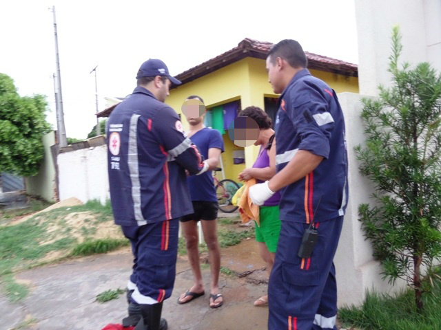 Jovem bate em porta, fica ferido e é socorrido pelo SAMU Jovem bate em porta, fica ferido e é socorrido pelo SAMU