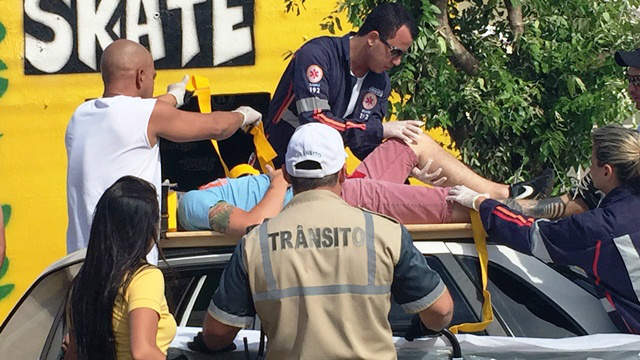 Após acidente, jovem é arremessado contra teto de veículo 