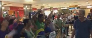 Manifestantes contrários a reforma da Previdência recebem deputados no aeroporto 