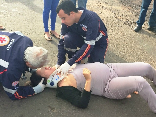 Veículo colide em mulher grávida e motorista foge do local