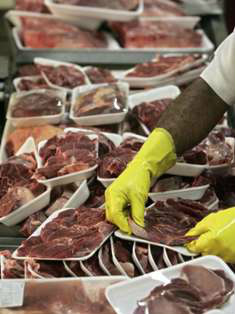Carne vencida e mascarada com produtos cancerígenos