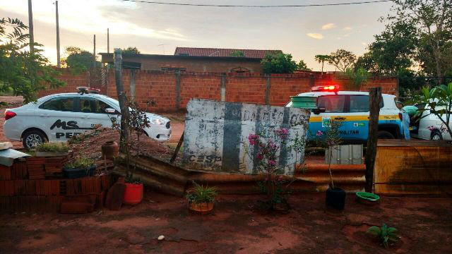Mulher é encontrada morta com toalha amarrada ao pescoço