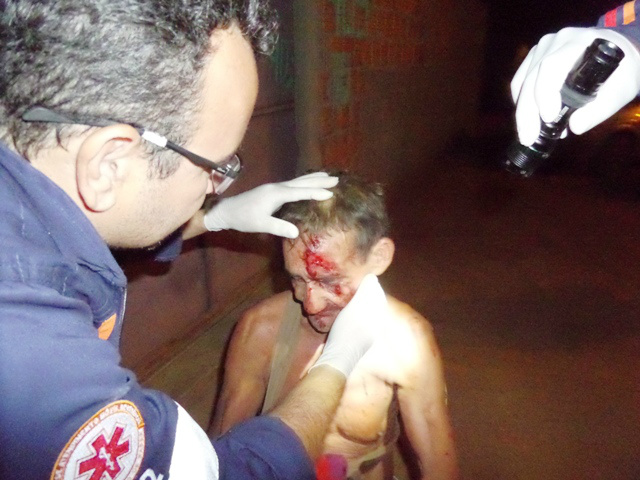 Idoso paga rodada de pinga e depois é agredido e assaltado por “amigos” de bar 