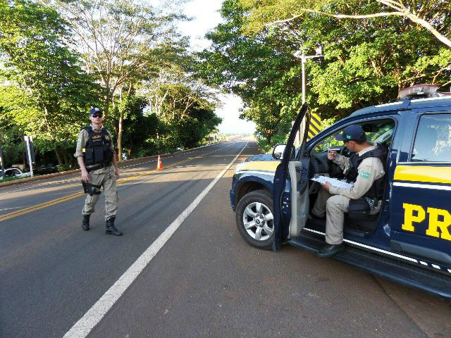 PRF monta barreira para flagrar motoristas “bêbados” que voltavam dos ranchos do Sucuriú