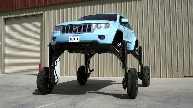 Tecnologia permite carro se elevar e passar por cima de outros veículos