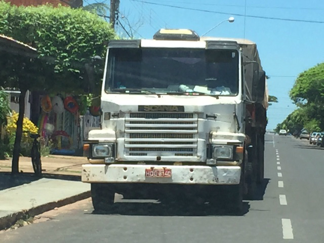 Carreteiro “entra” na contra mão e por pouco não ocasiona acidente 