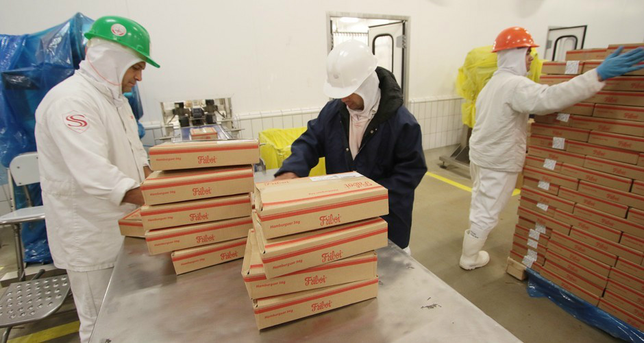 JBS suspende produção em frigoríficos de MS