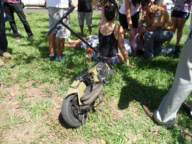 Jovem em patinete motorizado sofre acidente na Avenida Eloy Chaves Jovem em patinete motorizado sofre acidente na Avenida Eloy Chaves