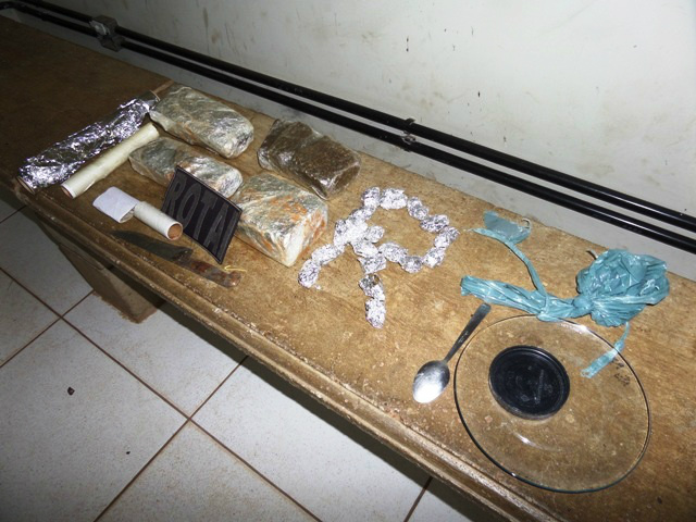 Mais de 2 quilos de droga são apreendidas pela Rotai e Rádio Patrulha na Vila Piloto Mais de 2 quilos de droga são apreendidas pela Rotai e Rádio Patrulha na Vila Piloto