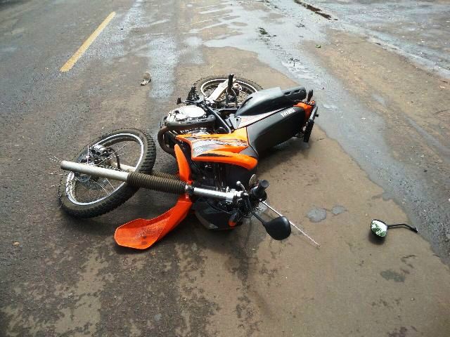 Motociclista colide na traseira de veículo e duas pessoas ficam feridas Motociclista colide na traseira de veículo e duas pessoas ficam feridas