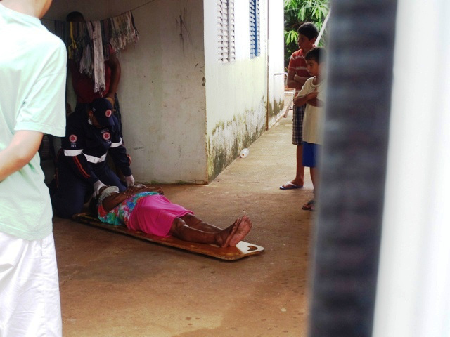 Portão cai em cima de idosa que sofre fratura Portão cai em cima de idosa que sofre fratura